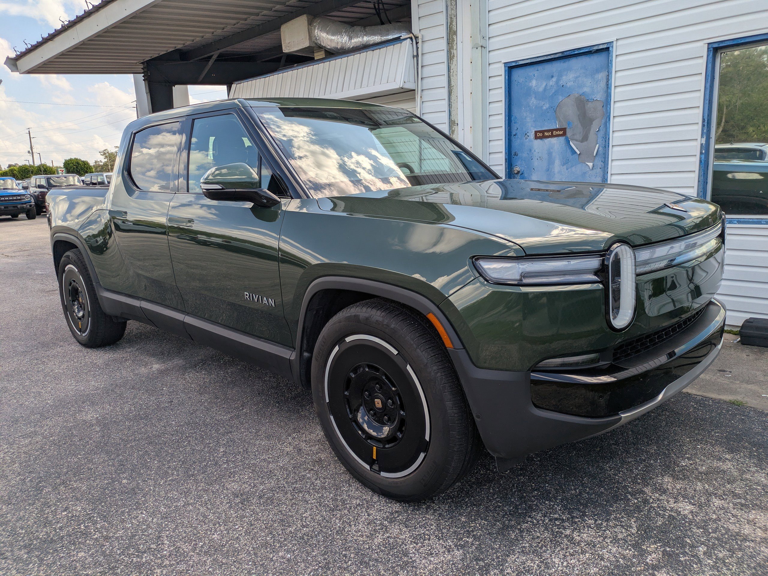 Used 2025 Rivian R1T Adventure AWD/4WD image 2