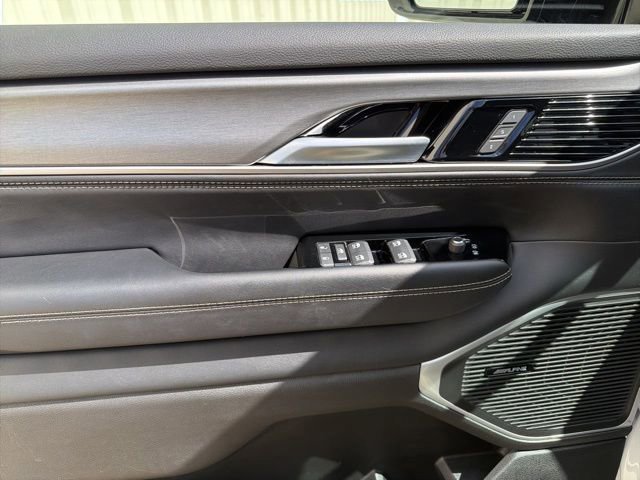 Used 2025 Jeep Wagoneer L 4WD image 3