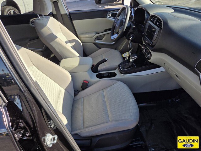 Used 2025 Kia Soul LX w/ LX Technology Package FWD image 16