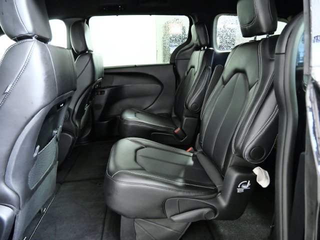 Used 2025 Chrysler Pacifica Select FWD image 13