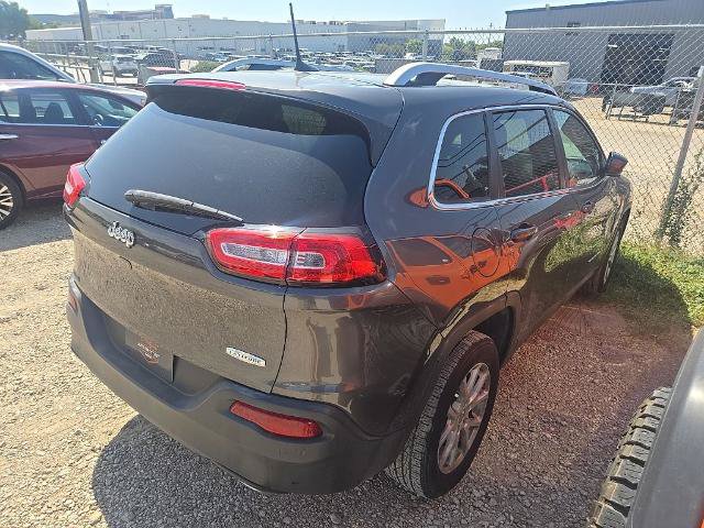 Used 2017 Jeep Cherokee Latitude w/ Comfort & Sound Group FWD image 3