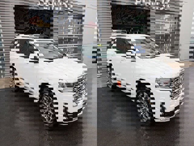 Used 2023 GMC Acadia Denali w/ Denali Technology Package image 4