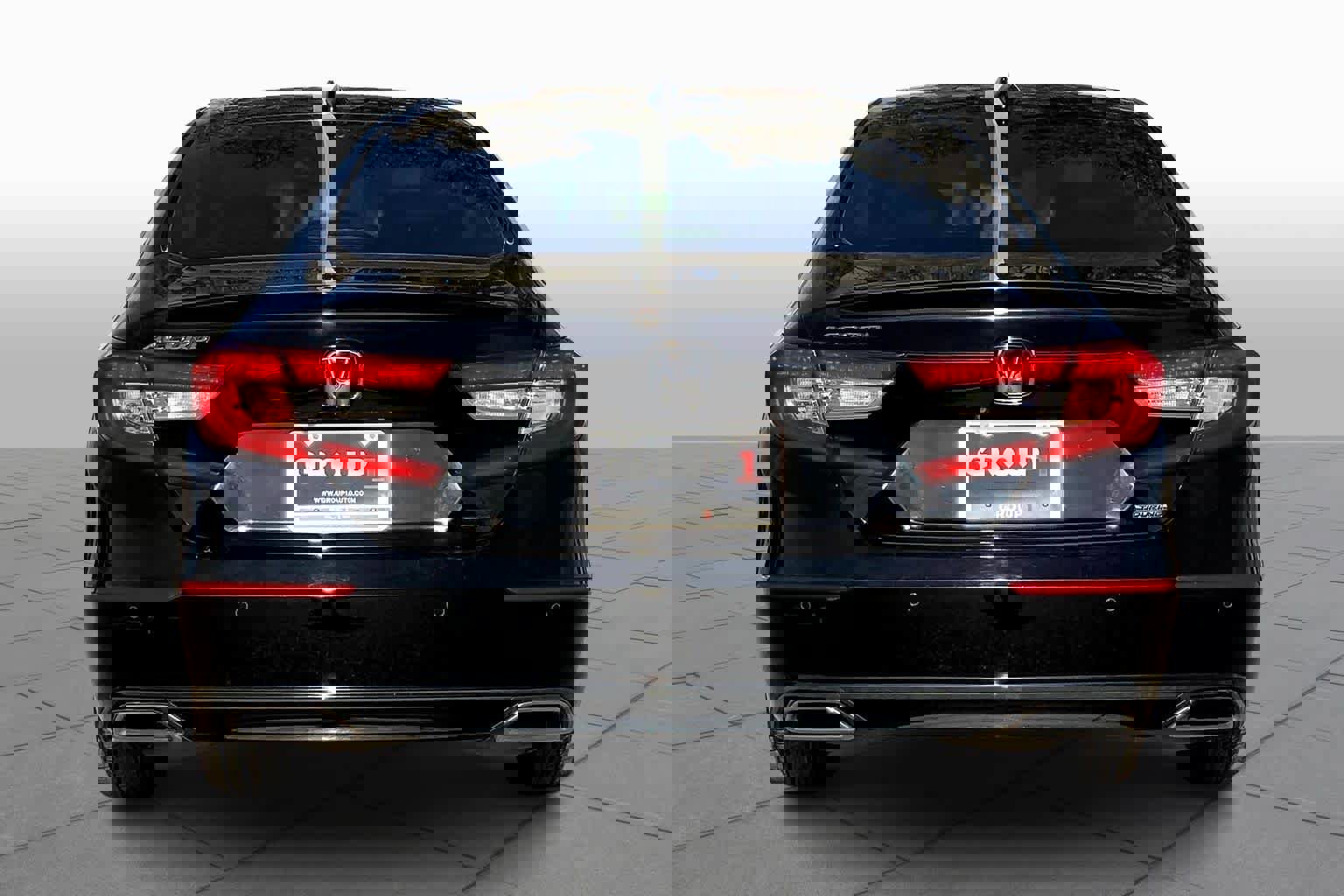 Used 2018 Honda Accord Touring image 2