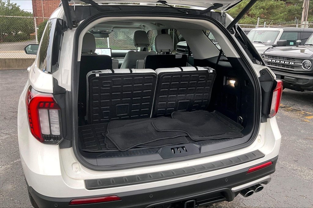 Certified 2025 Ford Explorer Platinum w/ Ultimate Package AWD/4WD image 28