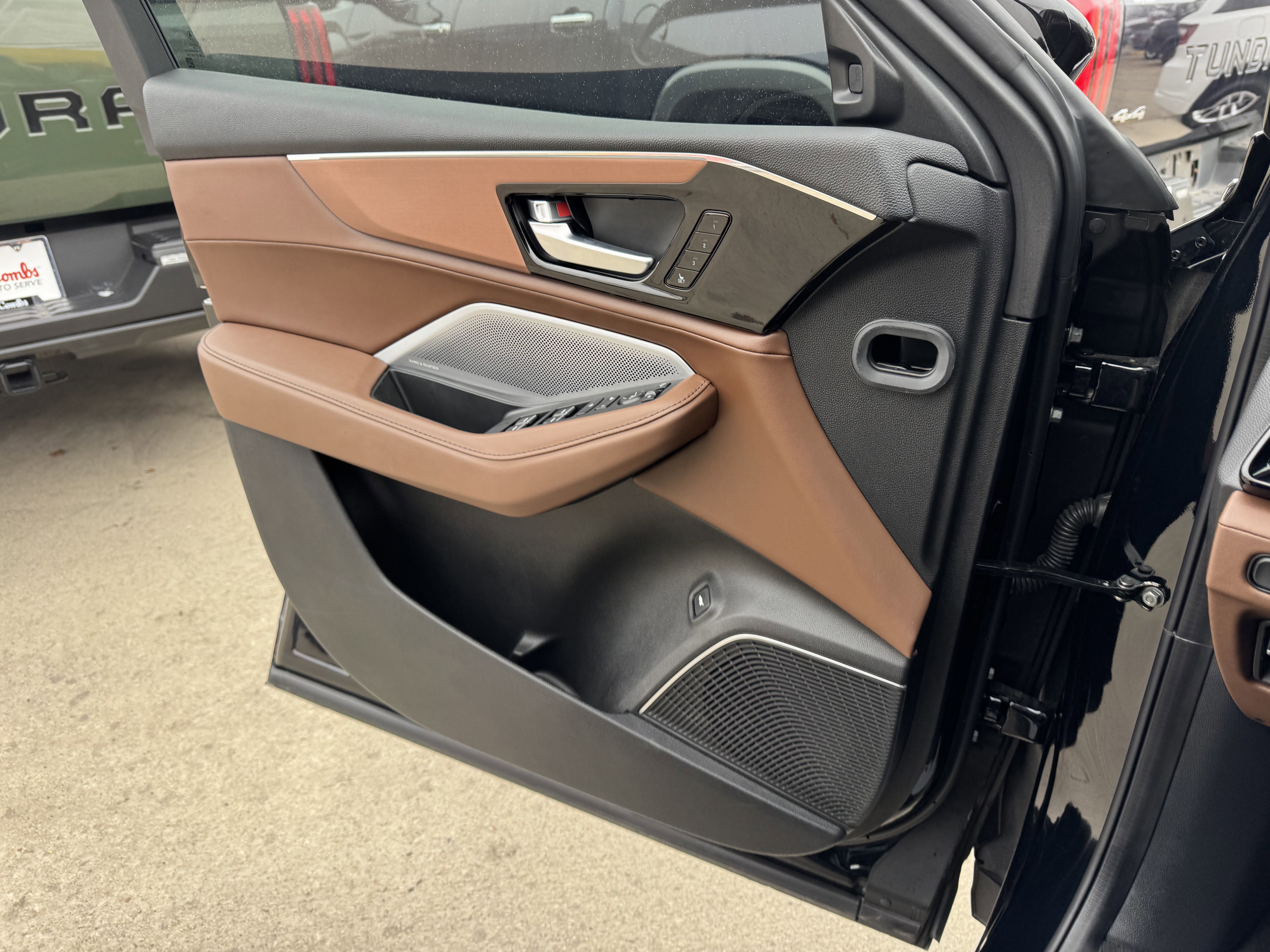 Used 2025 Acura MDX SH-AWD w/ Technology Package image 26