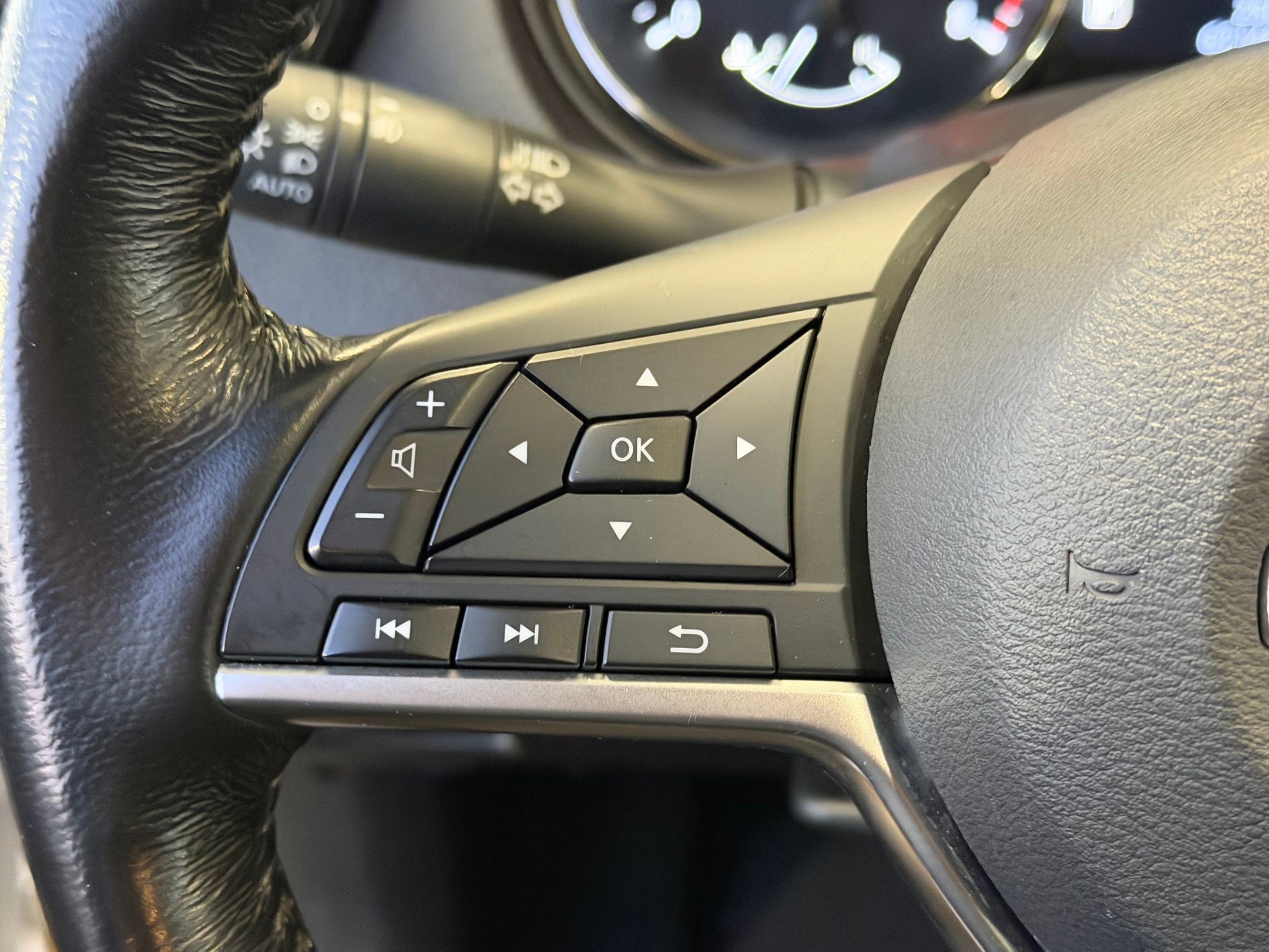 Used 2018 Nissan Rogue SL w/ Premium Package image 17