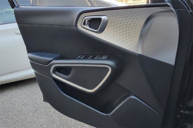 Used 2023 Kia Soul LX w/ LX Technology Package image 19