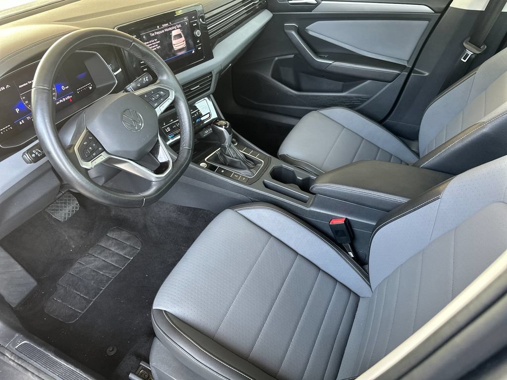 Used 2025 Volkswagen Jetta SE FWD image 9