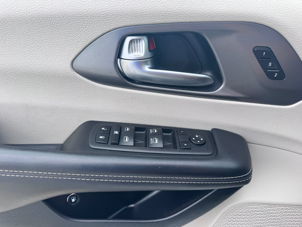 Used 2023 Chrysler Pacifica Touring-L FWD image 19