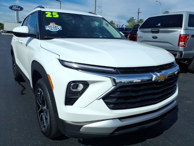 Used 2025 Chevrolet TrailBlazer LT w/ Convenience Package AWD/4WD image 3