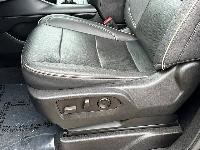 Used 2023 Chevrolet Suburban Premier image 16