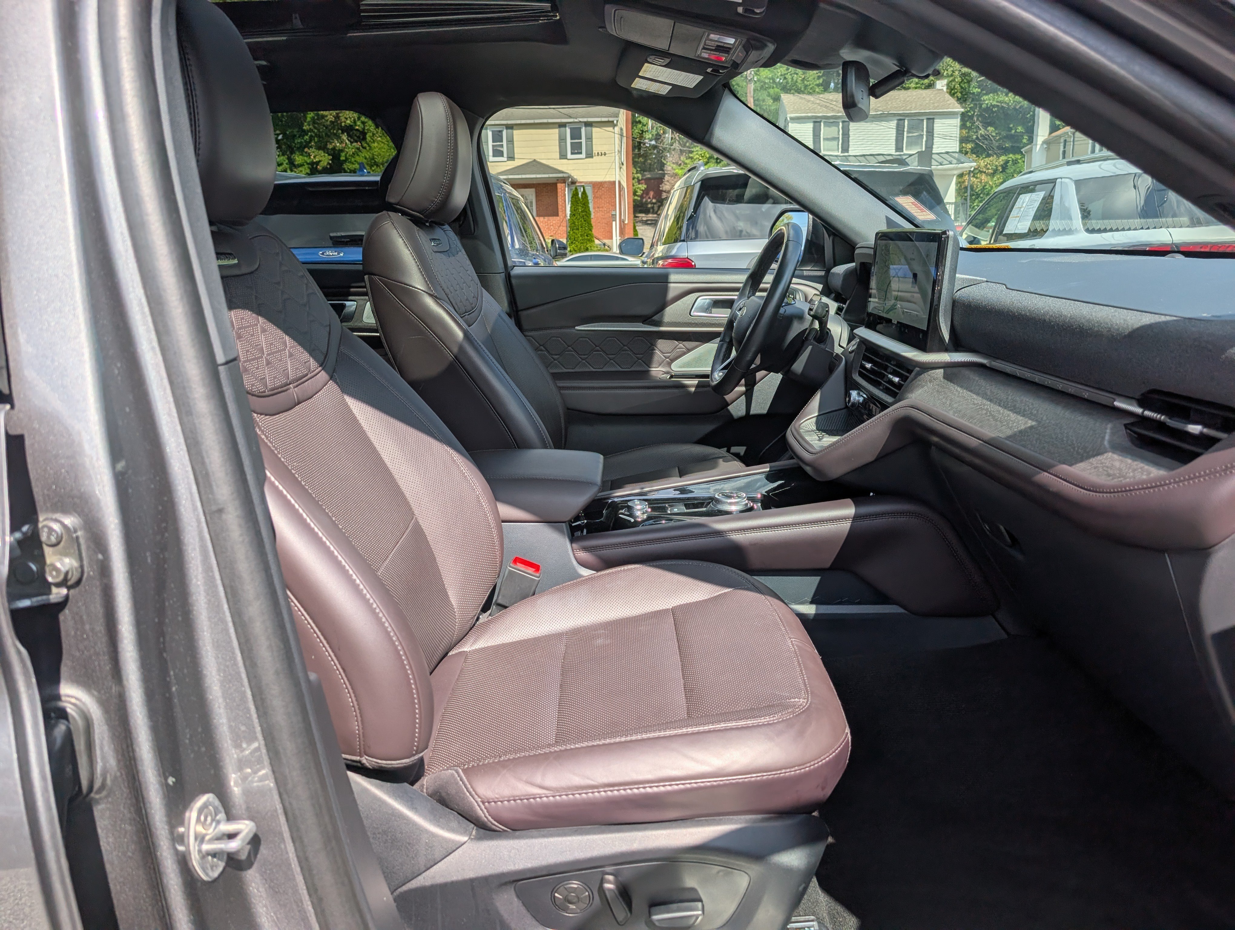 Certified 2025 Ford Explorer Platinum w/ LUX Leather Package AWD/4WD image 12