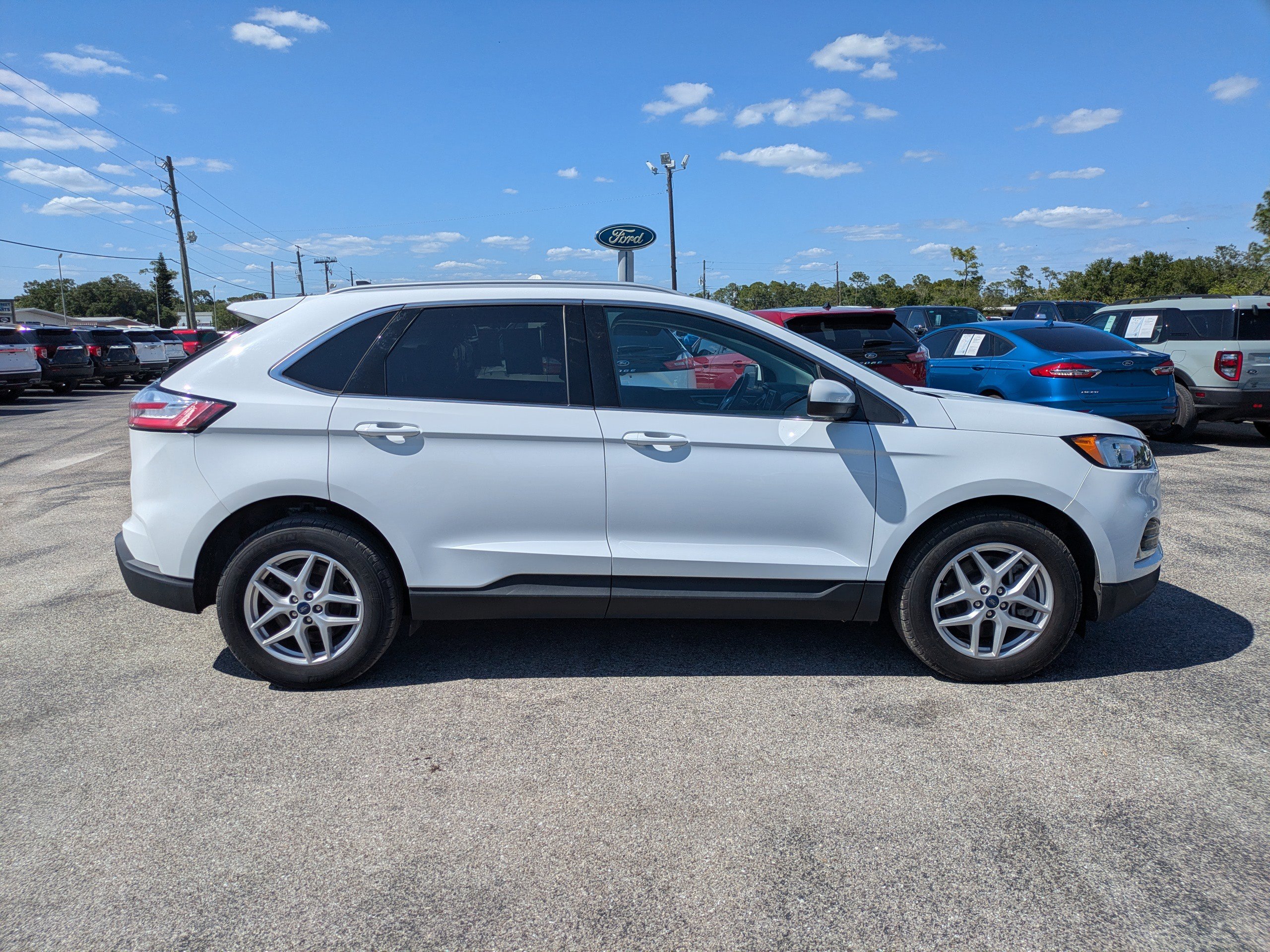 Certified 2022 Ford Edge SEL w/ Convenience Package AWD/4WD image 3