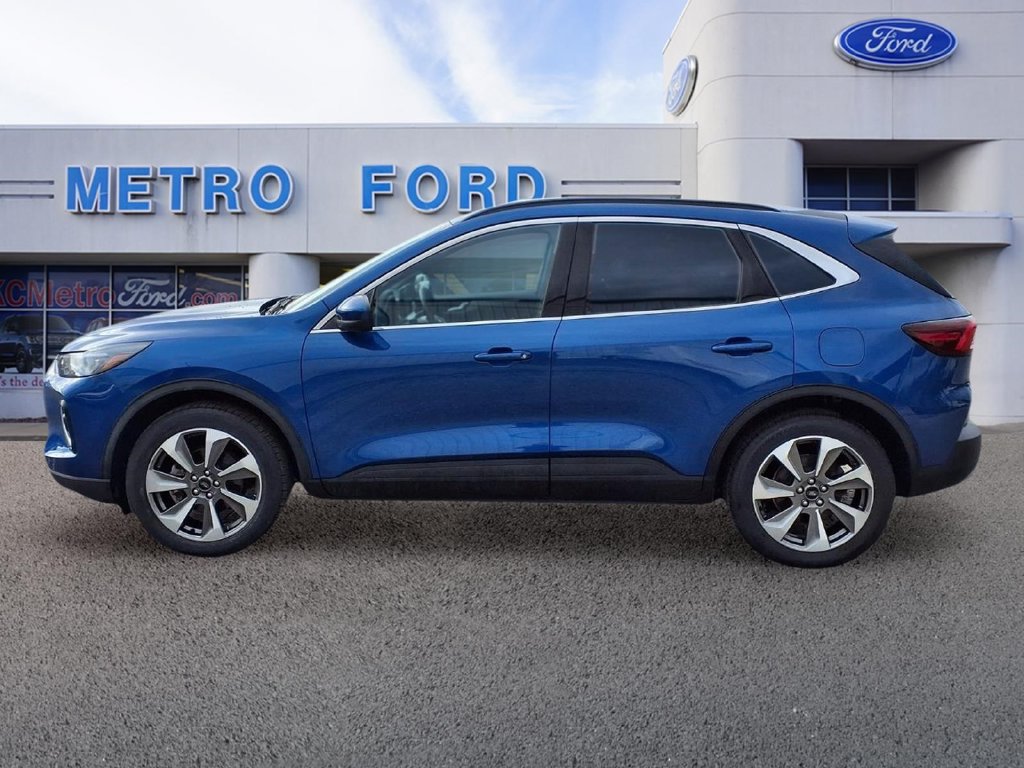 Certified 2023 Ford Escape Platinum w/ Class II Trailer Tow Package AWD/4WD image 6