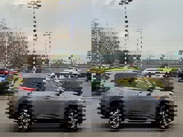 Used 2022 Nissan Rogue SV image 6