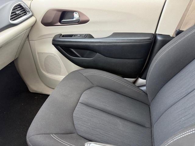 Used 2022 Chrysler Voyager LX image 21