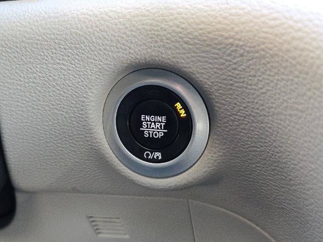 Used 2024 Chrysler Pacifica Limited FWD image 32