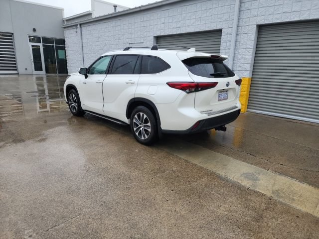 Used 2021 Toyota Highlander XLE AWD/4WD image 14