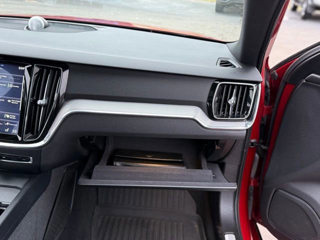 Used 2019 Volvo S60 T5 R-Design image 39