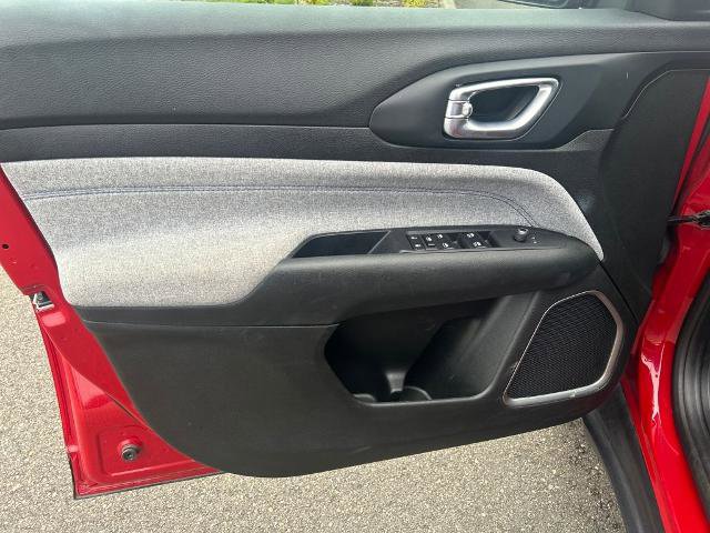 Used 2024 Jeep Compass Latitude image 17