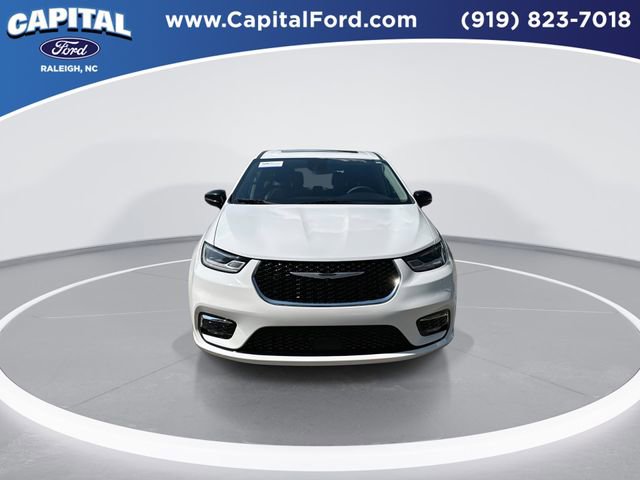 Used 2024 Chrysler Pacifica Limited FWD image 3