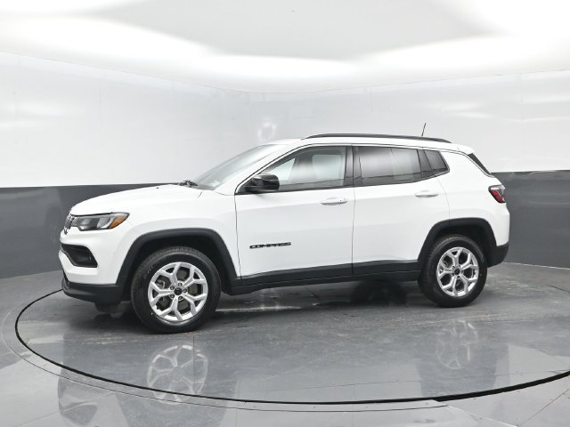 Used 2025 Jeep Compass Latitude w/ Sun & Sound Group AWD/4WD image 4