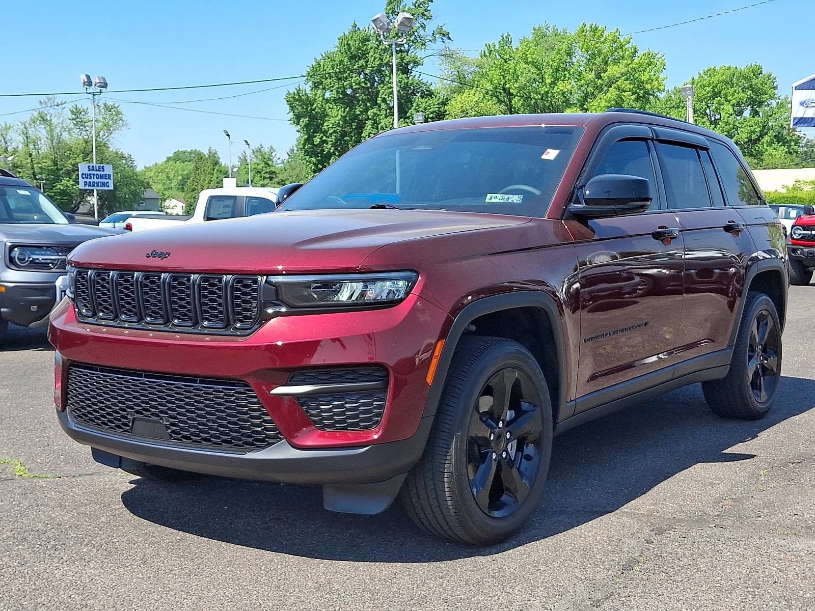 Used 2024 Jeep Grand Cherokee Altitude AWD/4WD image 3