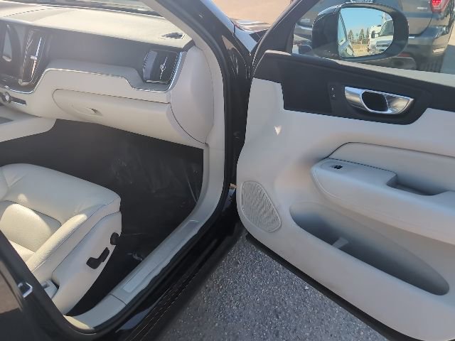 Used 2023 Volvo XC60 B5 Plus image 29