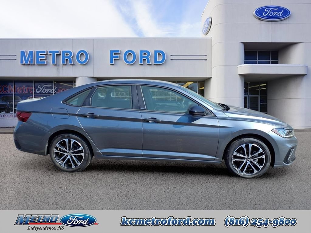 Used 2025 Volkswagen Jetta Sport FWD image 2