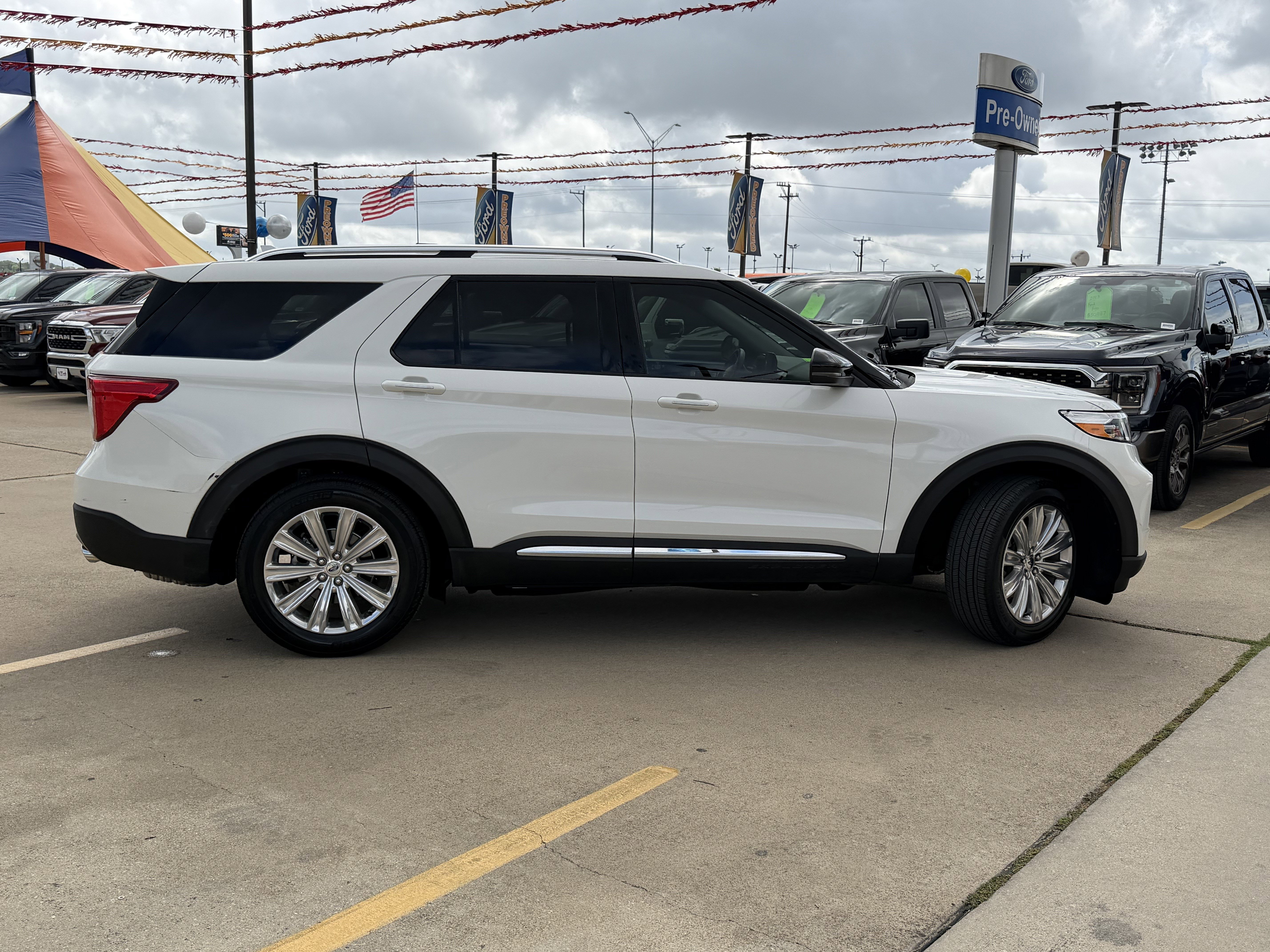 Certified 2024 Ford Explorer Limited w/ Limited Technology Package RWD image 4