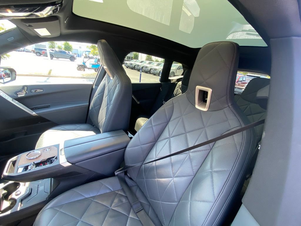 Used 2023 BMW iX xDrive50 w/ Premium Package AWD/4WD image 22