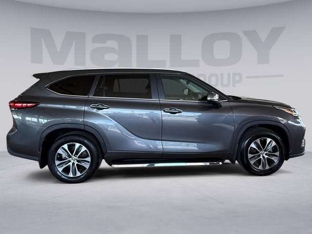 Used 2023 Toyota Highlander XLE AWD/4WD image 6