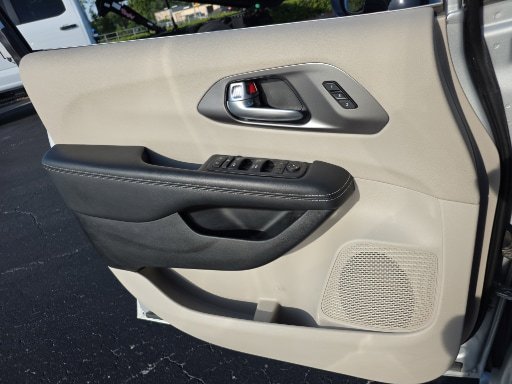 Used 2024 Chrysler Pacifica Touring-L FWD image 19