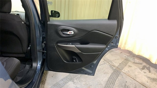 Used 2020 Jeep Cherokee Latitude w/ Cold Weather Group image 13