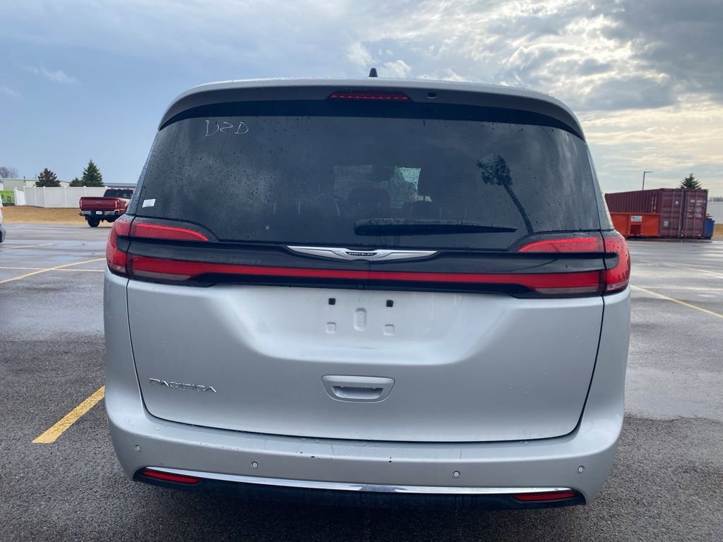 Used 2024 Chrysler Pacifica Touring-L image 11