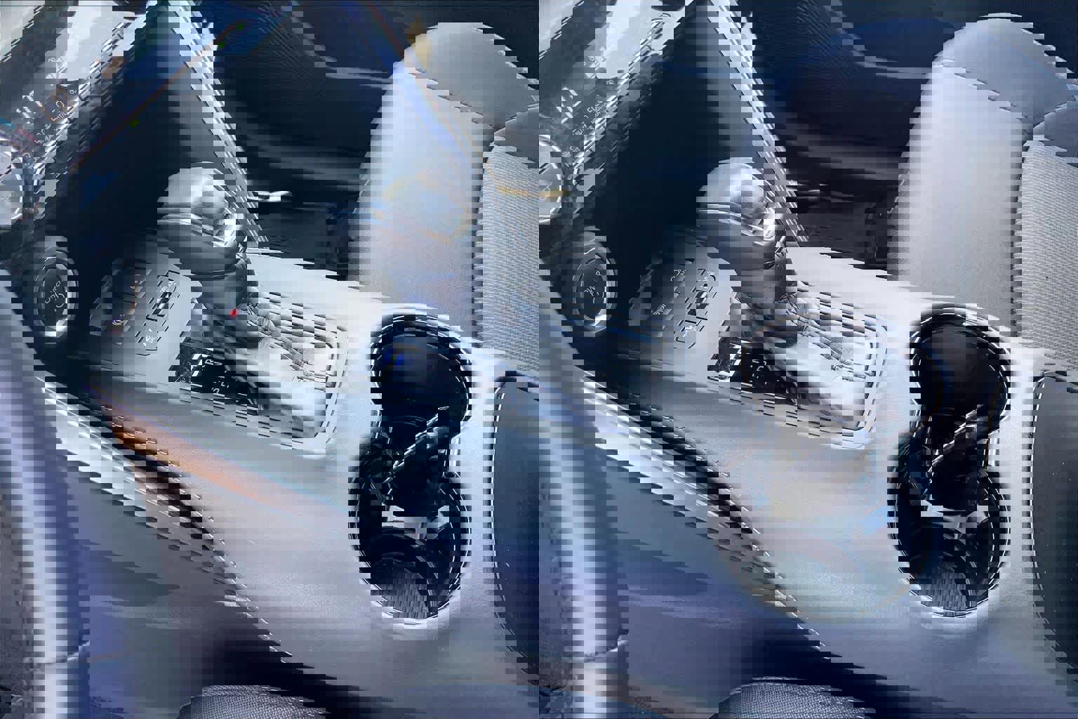 Used 2024 Toyota Venza LE AWD/4WD image 15