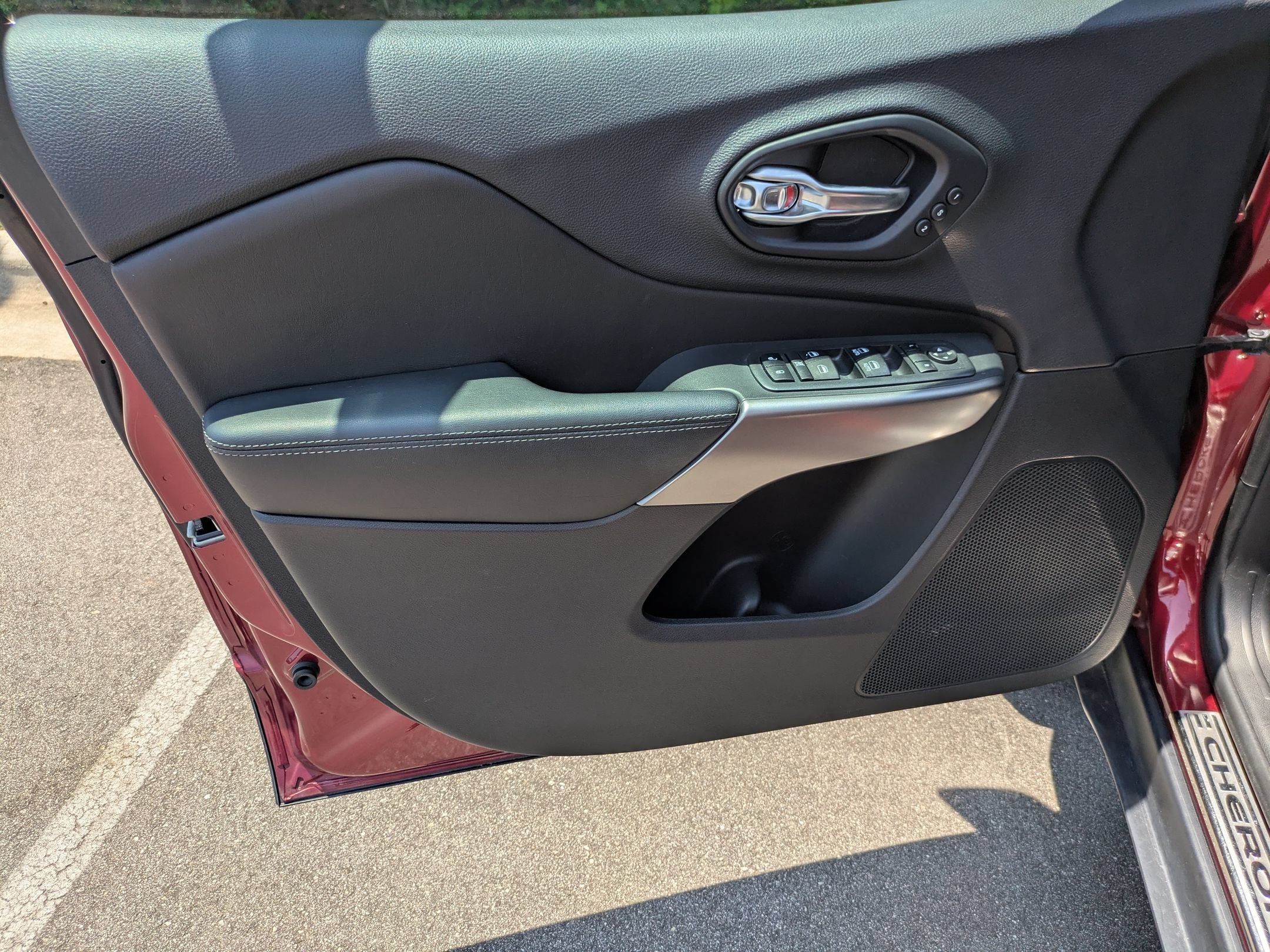 Used 2019 Jeep Cherokee Limited AWD/4WD image 10