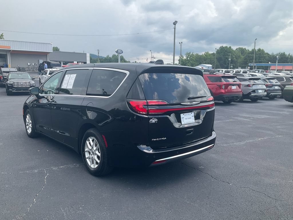 Used 2024 Chrysler Pacifica Touring-L FWD image 7