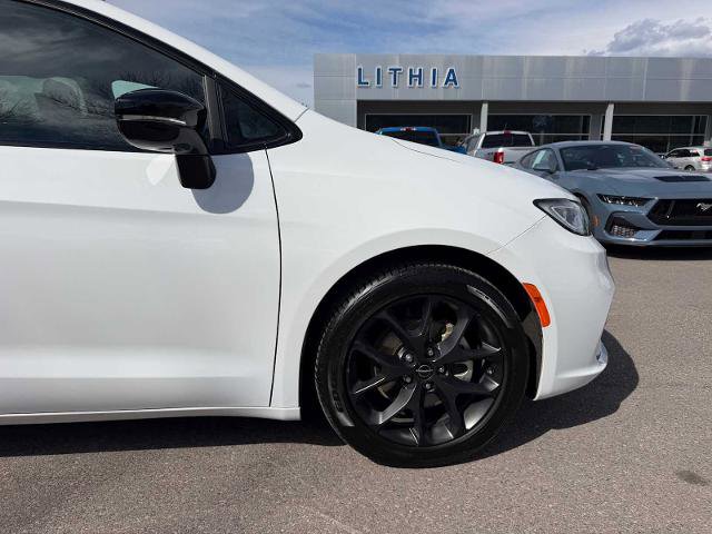 Used 2025 Chrysler Pacifica Limited image 4