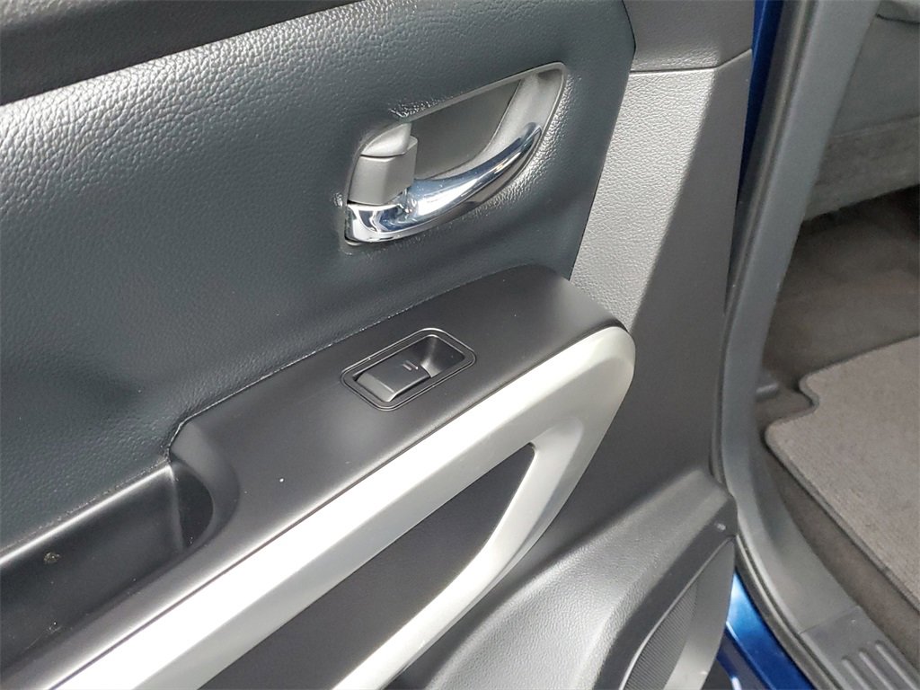 Used 2019 Nissan Titan SV image 8