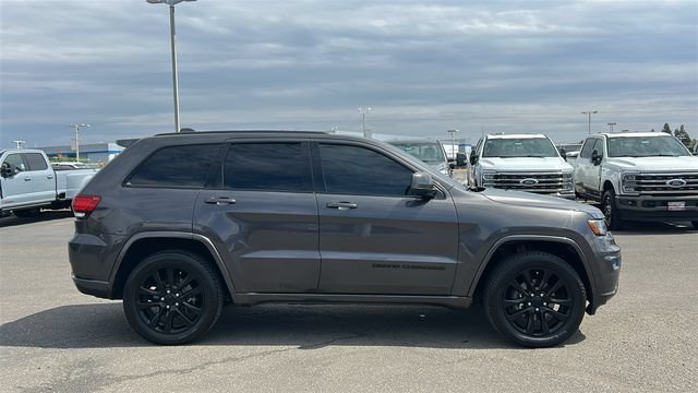 Used 2017 Jeep Grand Cherokee Altitude AWD/4WD image 2