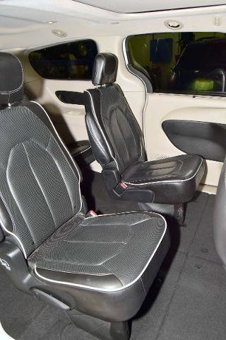 Used 2023 Chrysler Pacifica Limited image 28
