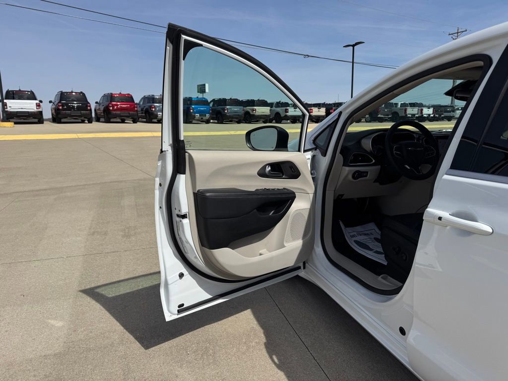 Used 2023 Chrysler Pacifica Touring-L image 10