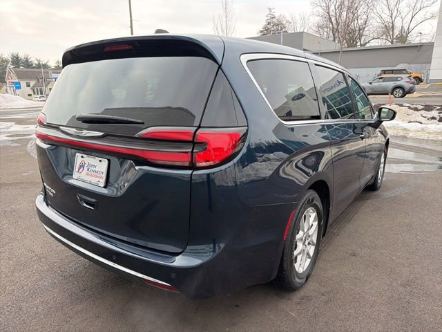 Used 2023 Chrysler Pacifica Touring-L image 5