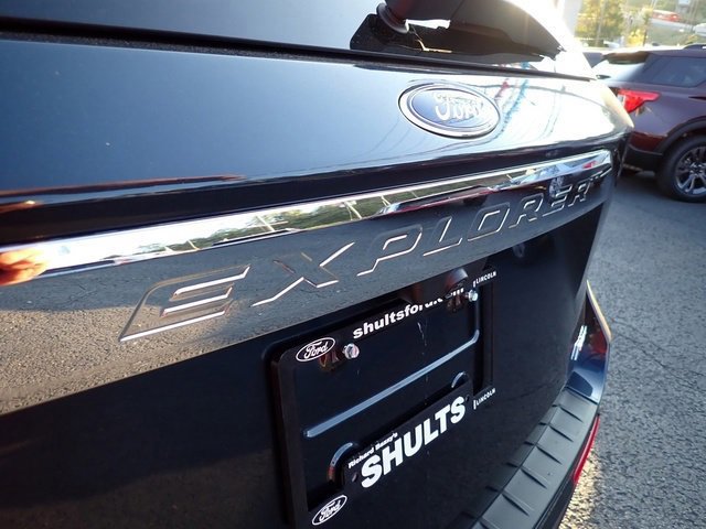 Certified 2022 Ford Explorer XLT w/ Equipment Group 202A image 9