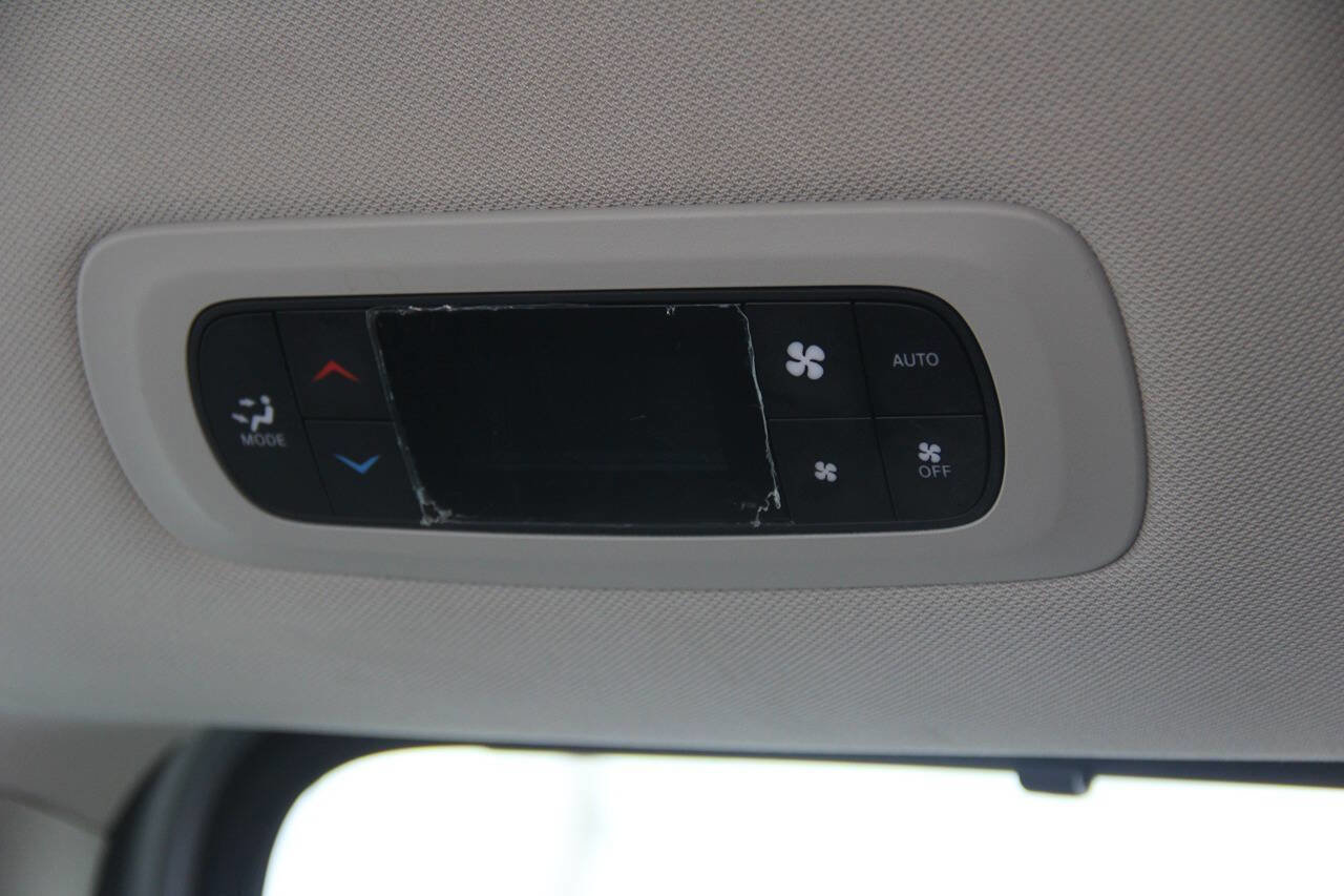 Used 2024 Chrysler Pacifica Touring-L FWD image 17