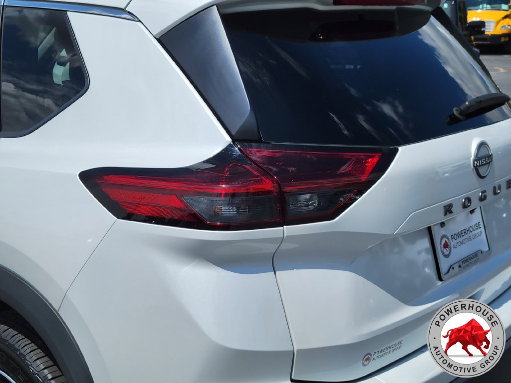 Used 2024 Nissan Rogue SV FWD image 13