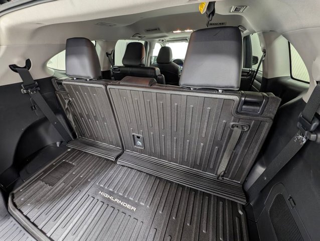 Used 2023 Toyota Highlander XLE AWD/4WD image 20