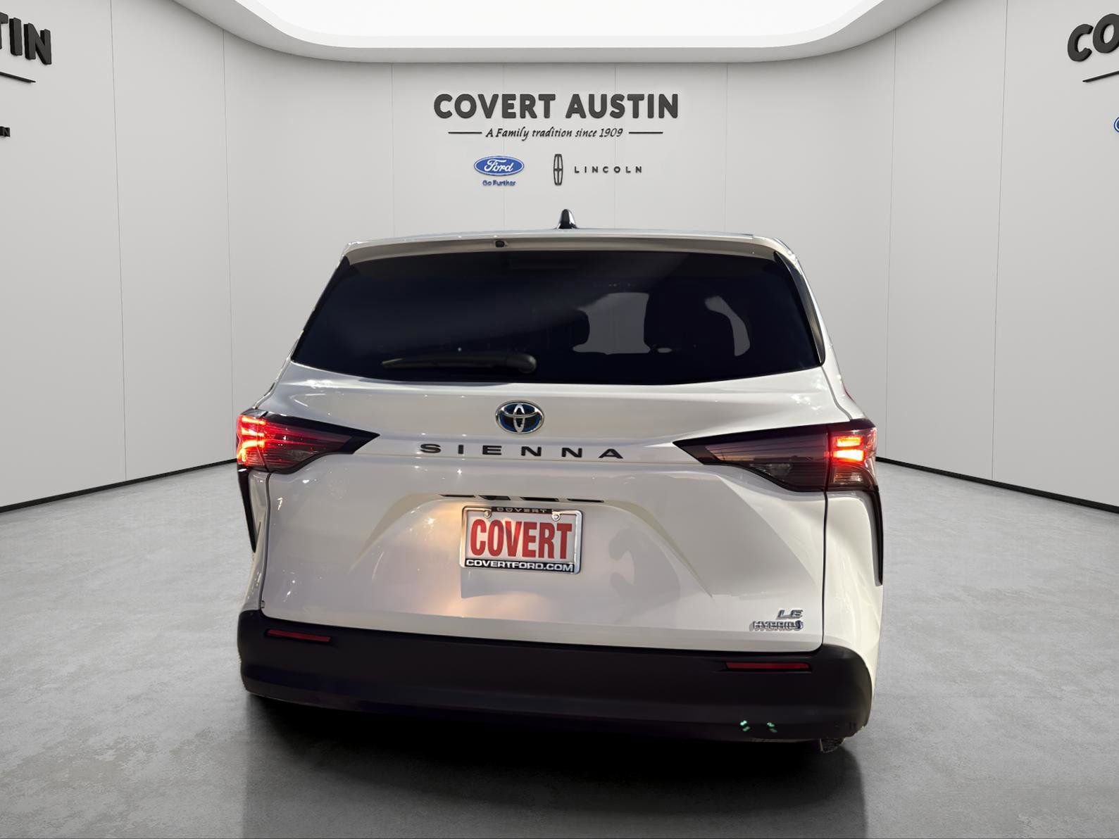 Used 2024 Toyota Sienna LE image 2