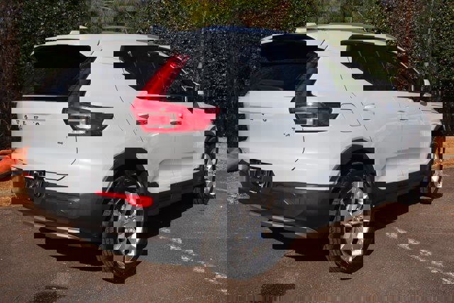 Used 2020 Volvo XC40 T4 Momentum image 5